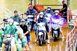 Học sinh, công nhân ở Bắc Ninh chật vật vì 2 bến đò tạm dừng hoạt động