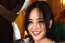 Diva Hồng Nhung trẻ không ngờ ở tuổi 56, con trai Vân Dung tình cảm bên bạn diễn