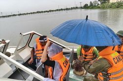 Cảnh sát Thanh Hóa dùng xuồng máy đưa hài cốt vượt vùng ngập về nhà