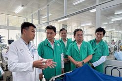 Phó Chủ tịch UBND TP Hồ Chí Minh thăm hỏi 5 nạn nhân vụ cháy nhà ở phường Chợ Lớn