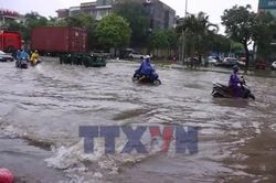 Người dân Hà Nội lại chật vật giữa 'biển nước'