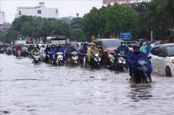 Hà Nội: Mưa lớn khiến nhiều tuyến phố ngập úng, giao thông ùn tắc