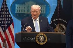 Tổng thống Trump dọa cắt quan hệ thương mại với châu Âu vì lãi suất tăng