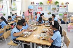 Giám sát chặt chẽ quy trình tiếp nhận, kiểm soát thực phẩm của bữa ăn bán trú