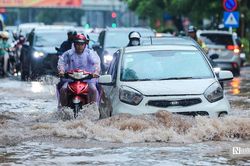 Hà Nội mưa lớn xuyên đêm, đường phố ngập sâu