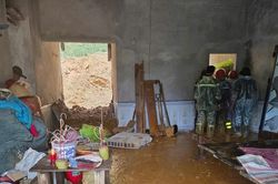 Sạt lở đất vùi lấp cả gia đình, 3 người tử vong