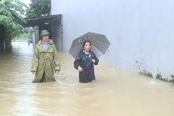 Nhiều khu đô thị Thanh Hóa ngập sâu, dân bì bõm lội nước