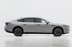 Xe sedan công suất 651 mã lực, di chuyển 240 km không cần đổ xăng, giá hơn 740 triệu đồng