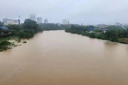 Thái Nguyên xả tràn hồ Núi Cốc để đối phó mưa lũ