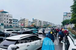 Cảnh sát giao thông Hà Nội phân luồng tại các điểm ngập do mưa lớn
