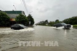 Ngành đường sắt chuyển tải hành khách qua vùng ngập ở Thanh Hóa