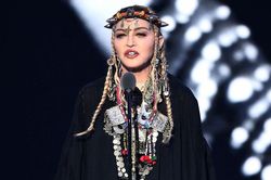 Madonna trở lại sân khấu VMAs sau 23 năm