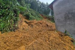 Mưa lớn dồn dập, đất gần bão hòa: Cảnh báo sạt lở đất tại nhiều địa phương