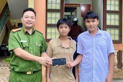 Hai học sinh lớp 8 ở Quảng Trị và hành động đáng khen ngợi khi nhặt được món đồ có giá trị