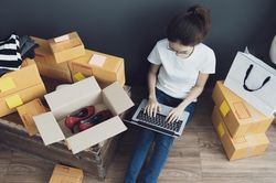 Gánh nặng lớn cho môi trường từ 'cơn lốc' mua hàng online