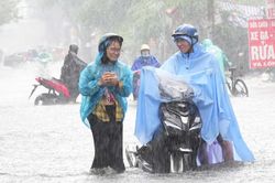 Người dân chật vật lưu thông vì đường phố ngập nước sau cơn mưa lớn kéo dài ở Hà Nội