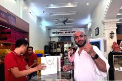 Du khách nước ngoài 'ngỡ ngàng' với sức hút của bánh trung thu Đông Phương