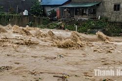 Cận cảnh dòng nước lũ kinh hoàng tại xã Yên Nhân