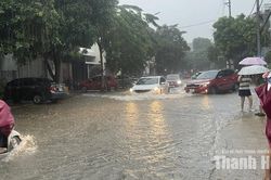 Nước sông Hạc dâng cao khiến nhiều tuyến phố ngập sâu
