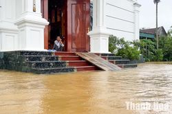 Nước sông Yên dâng cao, lũ tràn vào nhà dân