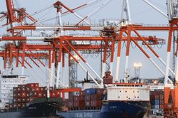 Nhật Bản thâm hụt thương mại 4 tháng liên tiếp vì giá dầu cao và đồng yên yếu