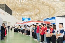 Sinh viên Việt Nam tranh tài tại cuộc thi Khuôn mẫu Việt Nam 2026