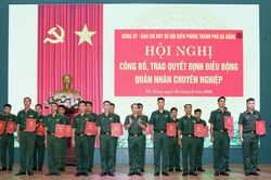 Bộ đội Biên phòng thành phố Đà Nẵng trao quyết định điều động quân nhân chuyên nghiệp