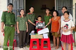 Đồng hành cùng con nuôi đến trường