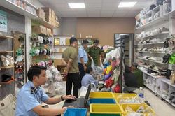 Khởi tố đối tượng ở phường Diên Hồng bán gần 750 đôi dép CROCS giả