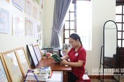 Cô trò nhỏ đam mê đọc sách