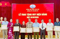 Đảng ủy xã Bảo Ái trao tặng Huy hiệu Đảng cho 39 đảng viên