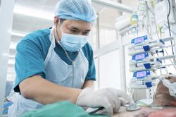 Nạn nhân vụ cháy nhà ở TP.HCM: Người bỏng nặng, người phải thở máy