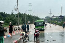 Hà Nội phân luồng tại loạt điểm ngập: Người dân đi thế nào cho thuận tiện?