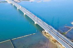 Quảng Trị: Thi công hạng mục thay gối cầu Gianh cũ, phương tiện lưu thông thế nào?