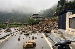 Phú Thọ: Tập trung ứng phó mưa lũ, khắc phục sự cố sạt lở đất nghiêm trọng