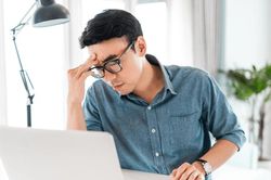 Mỏi mắt sau ngày dài dùng thiết bị điện tử: Làm gì để mắt được thư giãn?