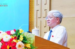 Phó Chủ tịch Thường trực Quốc hội Đỗ Văn Chiến dự Hội nghị chuyển giao Bộ học liệu 'Bình dân học vụ số' cho Thành ủy Đồng Nai
