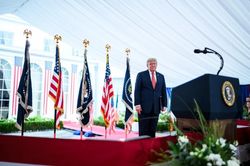 Ông Trump dọa áp thuế nặng sau khi EU mời Canada làm 'thành viên liên kết'