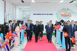 Nhà vua và Hoàng hậu Thái Lan thăm, gặp gỡ giảng viên, sinh viên Trường Đại học Hà Nội