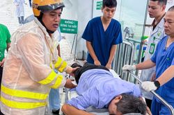 Giữa mưa lớn, CSGT Hà Nội khẩn trương mở đường đưa người đi cấp cứu