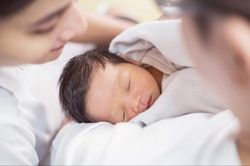 Khuyến khích sinh đủ hai con trước 35 tuổi