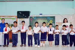 Trao yêu thương mùa trung thu cho các em học sinh Trường TH Long Mỹ