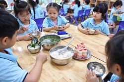 Hà Nội yêu cầu kiểm tra bữa ăn bán trú, xử lý nghiêm sai phạm