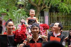 H'Hen Niê đưa con gái về quê ngoại tổ chức thôi nôi đậm nét văn hóa Ê-đê