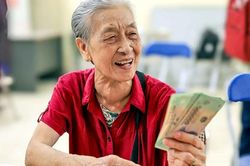 Bị hỏi 'lương hưu mỗi tháng bao nhiêu?', người EQ cao thường trả lời khéo léo theo cách này