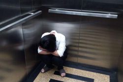 Nếu thang máy mất điện khi đang ở bên trong, điều gì sẽ xảy ra?