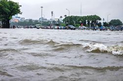 Hà Nội mưa cả đêm không ngớt, loạt tuyến phố ngập úng