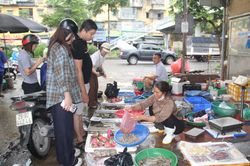 Vẫn còn những khu chợ giá rẻ bất ngờ giữa bão giá ở Hà Nội, TP.HCM