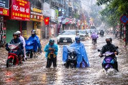 Hà Nội: Người dân bì bõm lội nước đi làm sau trận mưa lớn