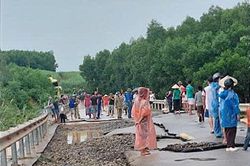 Nước lũ 'xé nát' quốc lộ, bóc mặt đường thành từng mảng ở Nghệ An